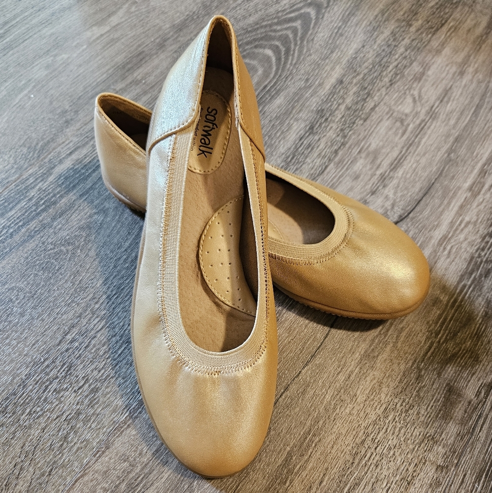 SoftWalk Women's Hampshire leather gold Flat size 6 ARCH SUPPORT